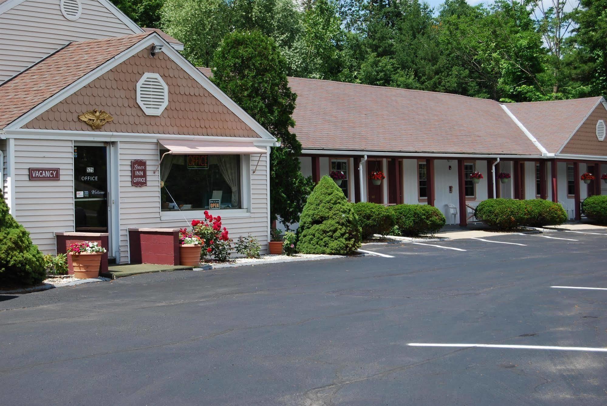 Lenox Inn Exterior foto